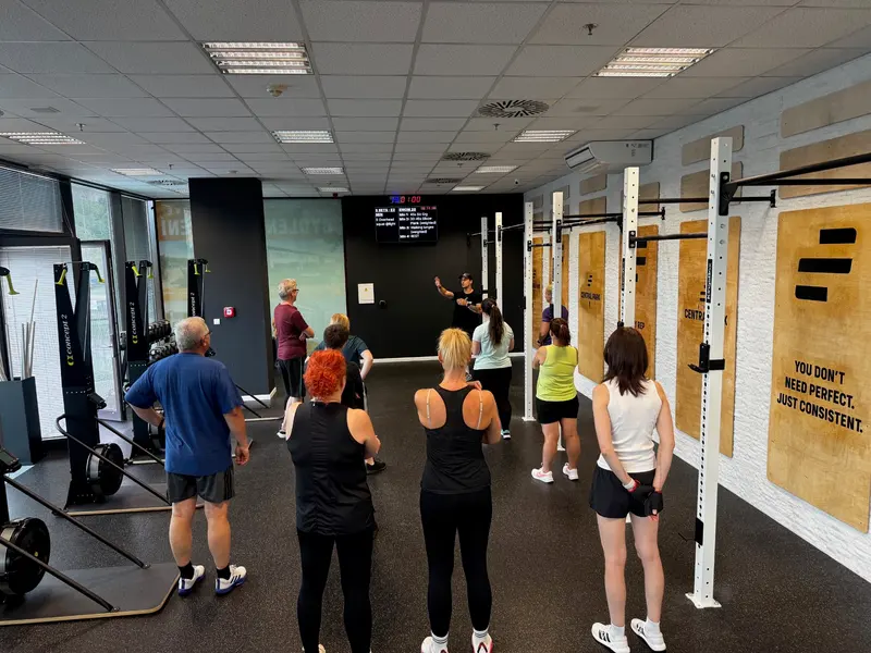 Skupina klientů Fitness Central Park během vedené lekce ve Stodůlkách